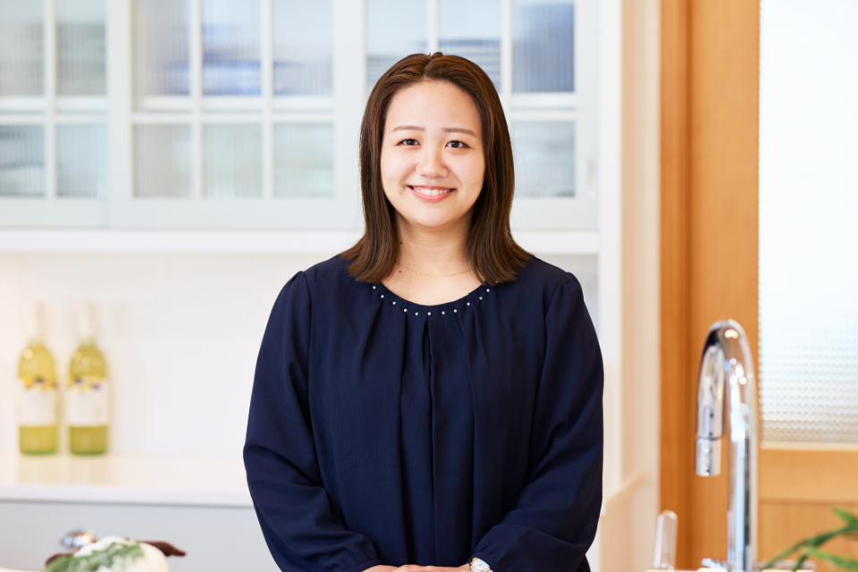 設計部門では女性も活躍中。<br> お客様のマイホームの夢を図面に具体化していくのが面白い。